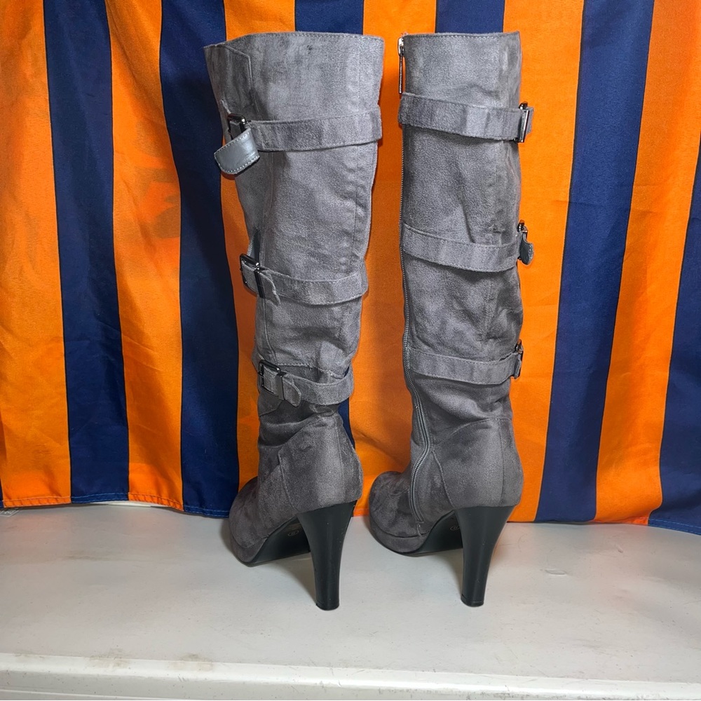 2 Lips Too Women's Too Vampy heel Boot size 9 gray color faux suede side zip - Picture 5 of 7